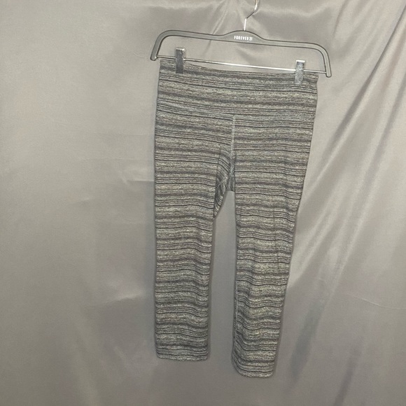 Under armour crops - Picture 1 of 2